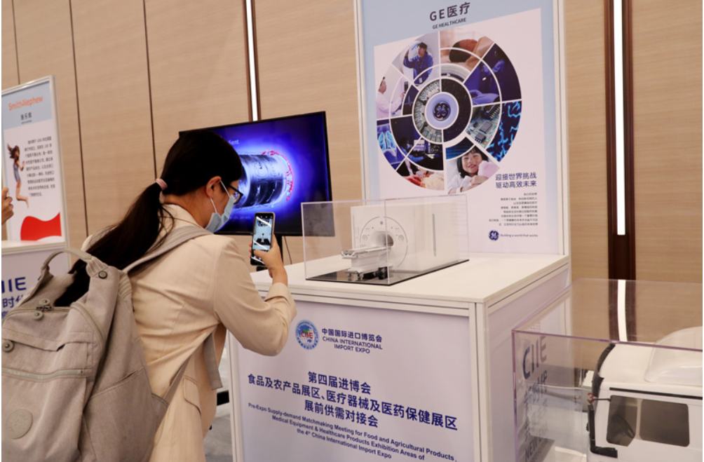第四屆進(jìn)博會(huì)食品及農(nóng)產(chǎn)品展區(qū)、醫(yī)療器械及醫(yī)藥保健展區(qū)展前供需對(duì)接會(huì)的參會(huì)嘉賓用手機(jī)拍攝參展企業(yè)的展品模型